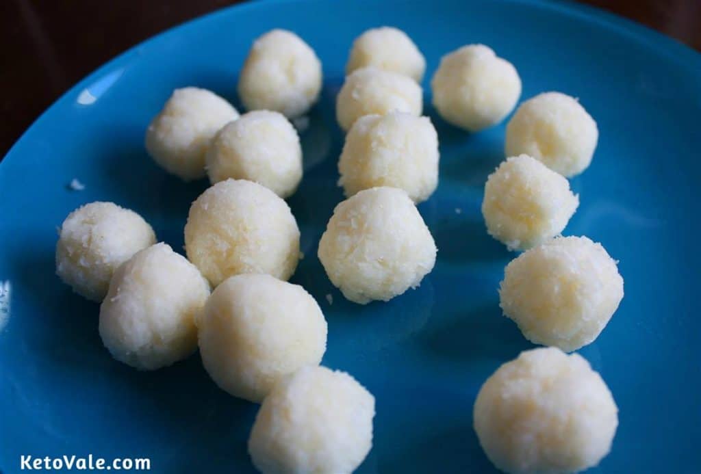 keto coconut balls