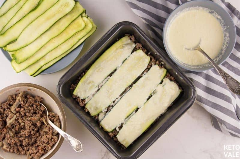 arrange zucchini beef layers