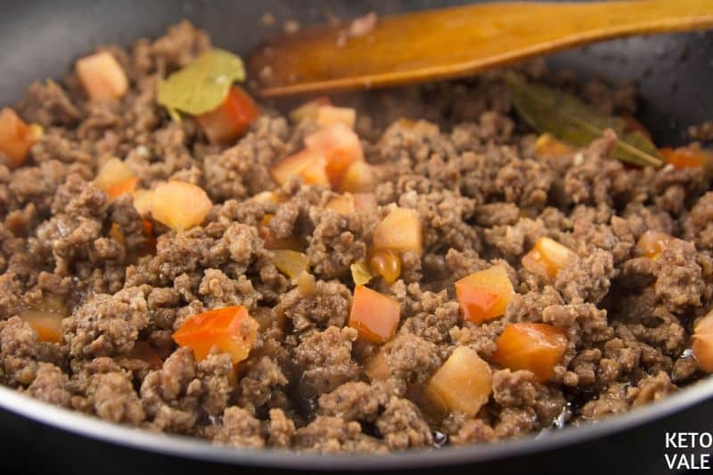 making ground beef topping