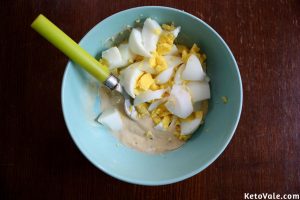 Cutting boiled eggs