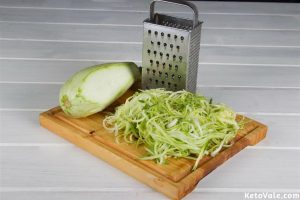 Slicing zucchini zoodles