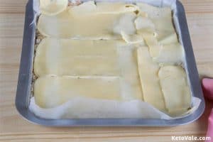 Topping with mozzarella cheese