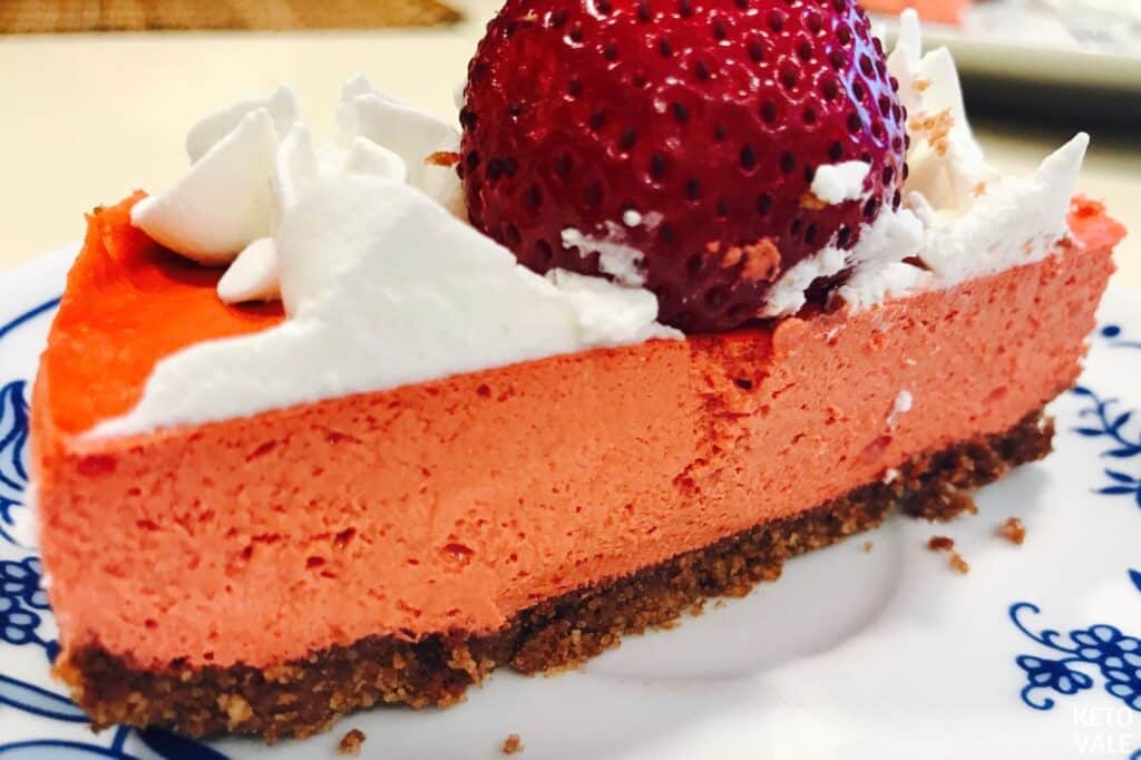 keto red velvet cheesecake