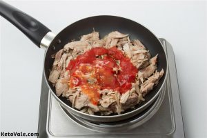 Saute shredded chicken with hot sauce