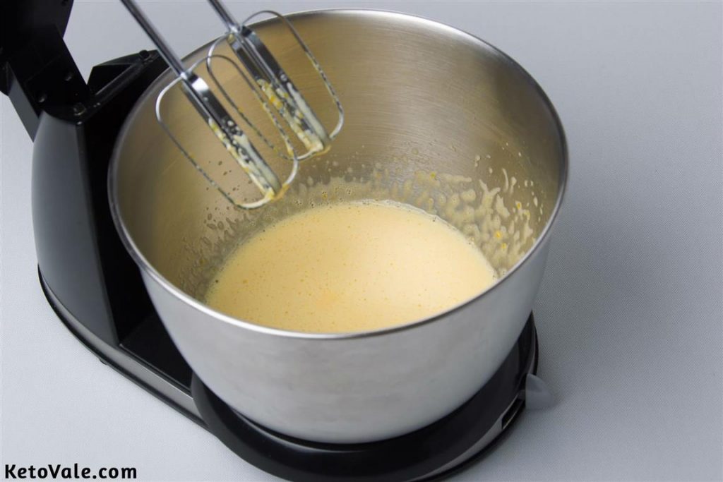 Beating egg yolk with sweetener