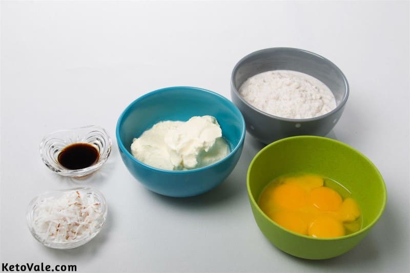 Beating sweetener and egg yolks