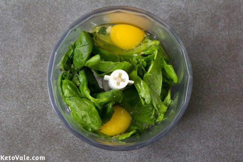 Blend egg, spinach and turmeric