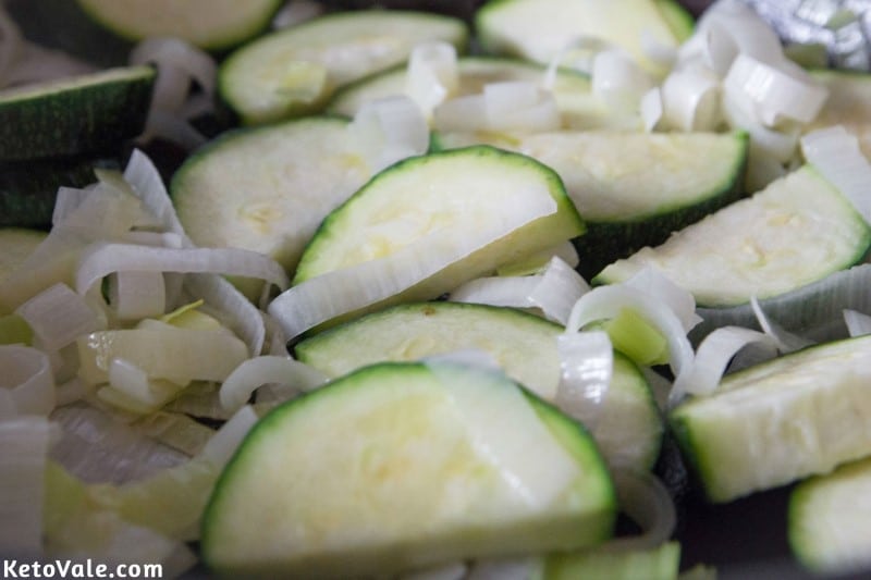 Cut leek and zucchini