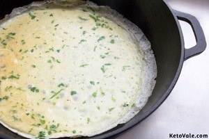 Fy egg and parsley mixture