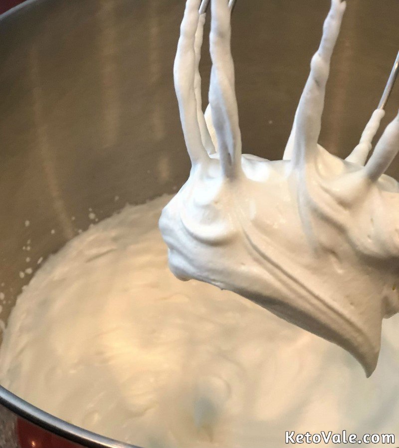 Mix heavy whipping cream and stevia