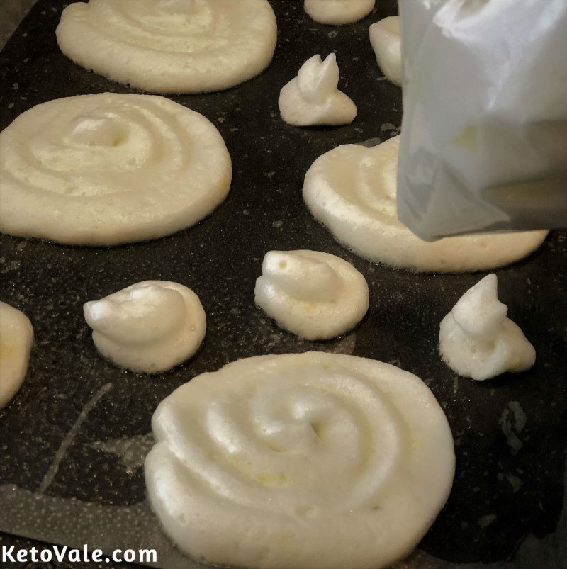 Put meringue into a piping bag