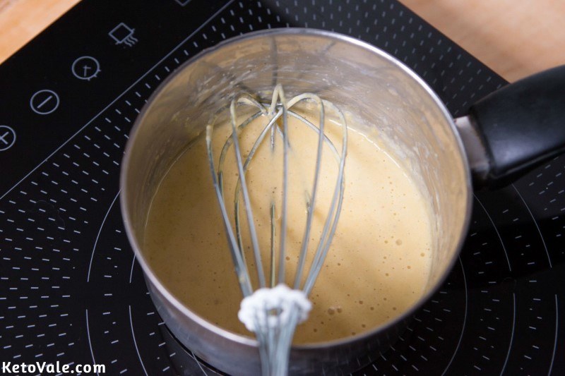 Making Hollandaise sauce