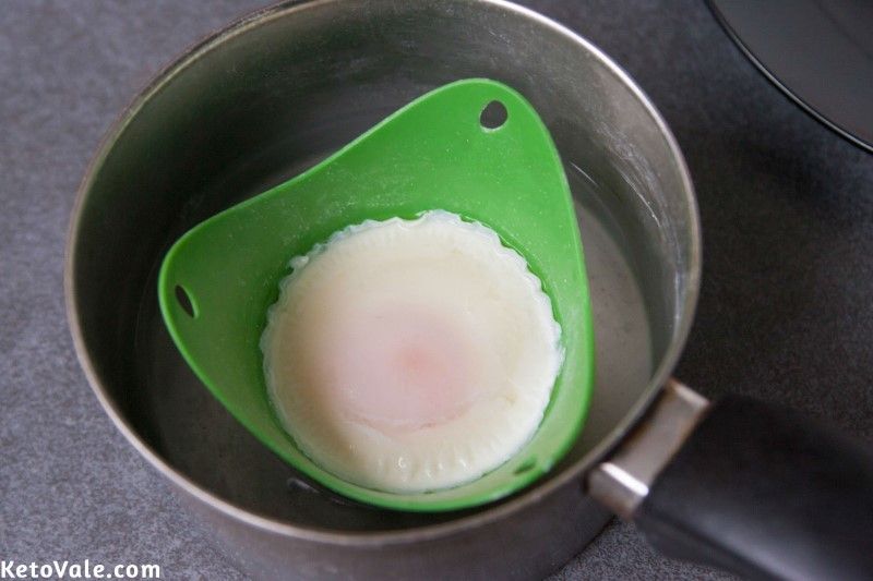 Making poached egg