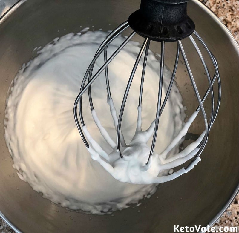 Mix whipping cream with vanilla