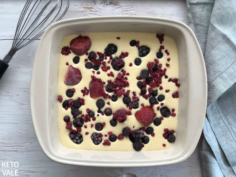 Drop berries to cheesecake mixture