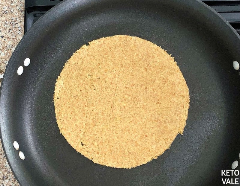 Tortillas im Öl frittieren