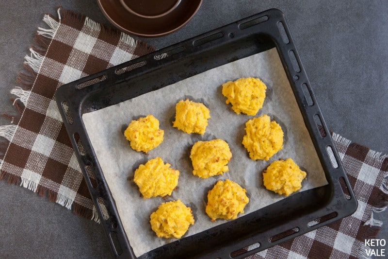 baking coconut cheese biscuits