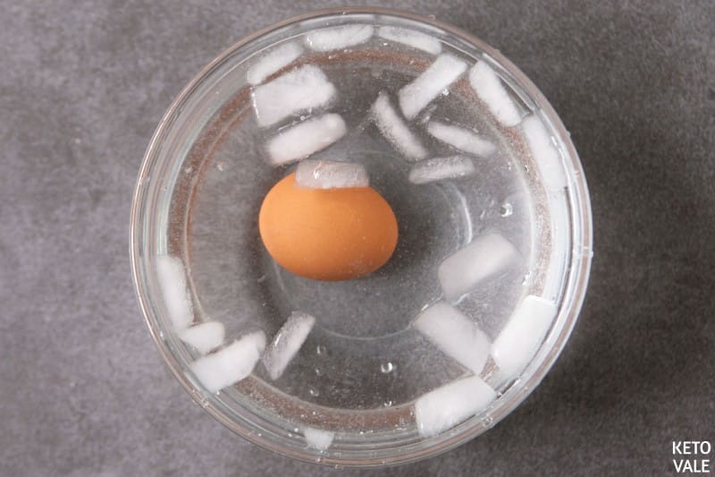 peel egg in ice water