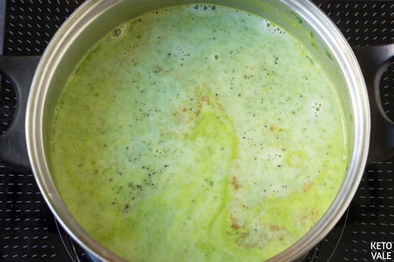 blending spinach soup