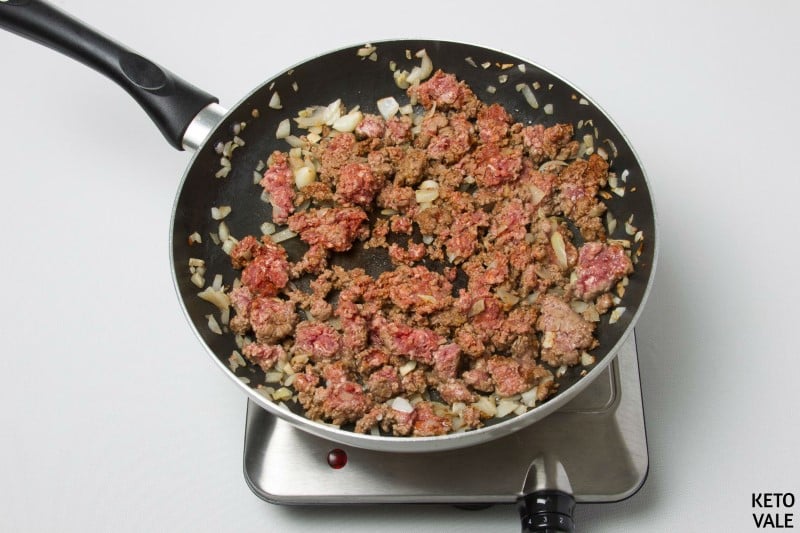 making ground beef chili