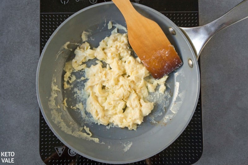 make scrambled eggs