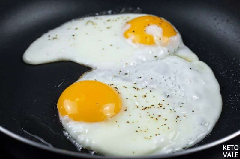 cook eggs on frying pan
