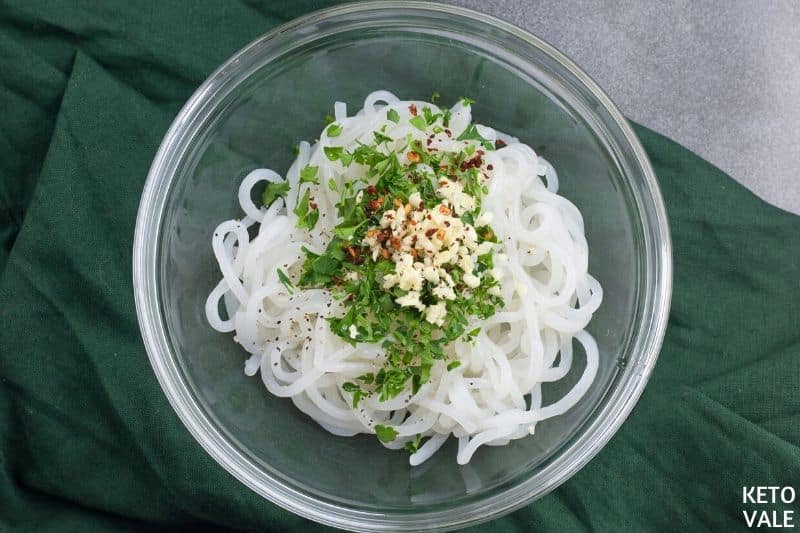 cook noodles add oil parsley garlic