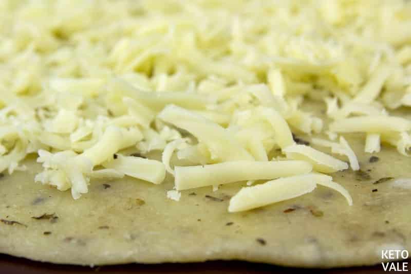 sprinkle mozzarella pizza crust