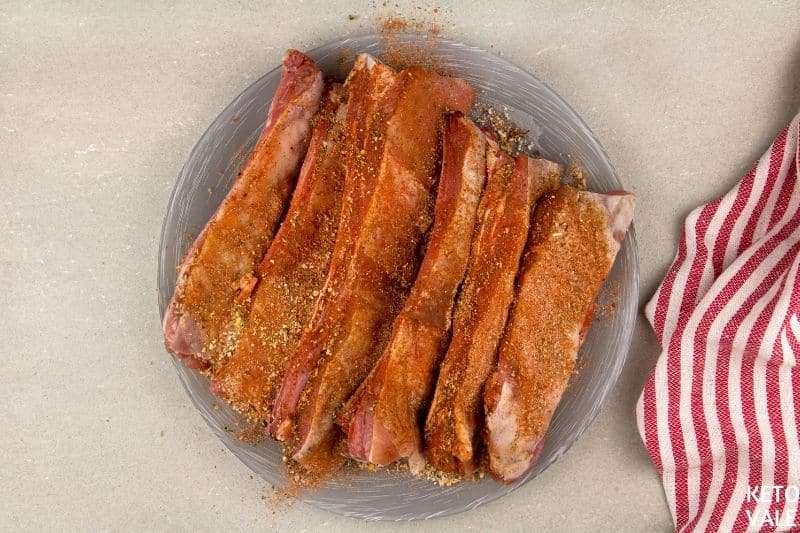 rub beef ribs with spices