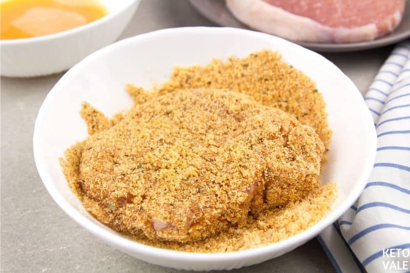 coat pork chops breadcrumbs