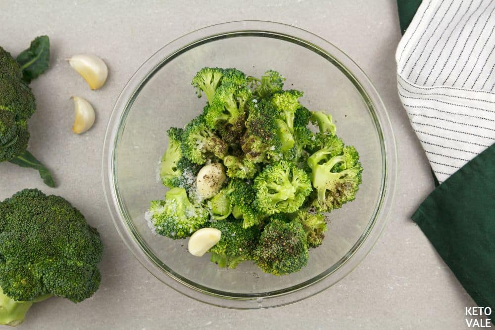 mix broccoli garlic olive oil