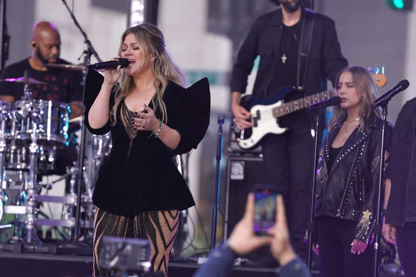 Kelly Clarkson’s Weight Loss: Debunking Myths About Keto Gummies and Ozempic